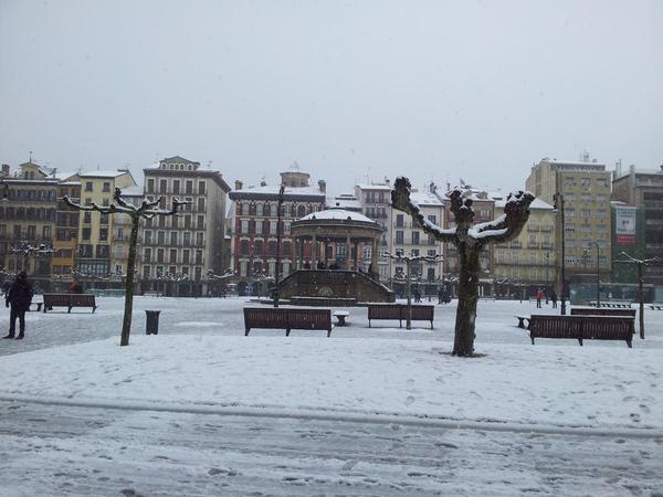 La Plaza del Castillo, a todo nevar. http://t.co/o…